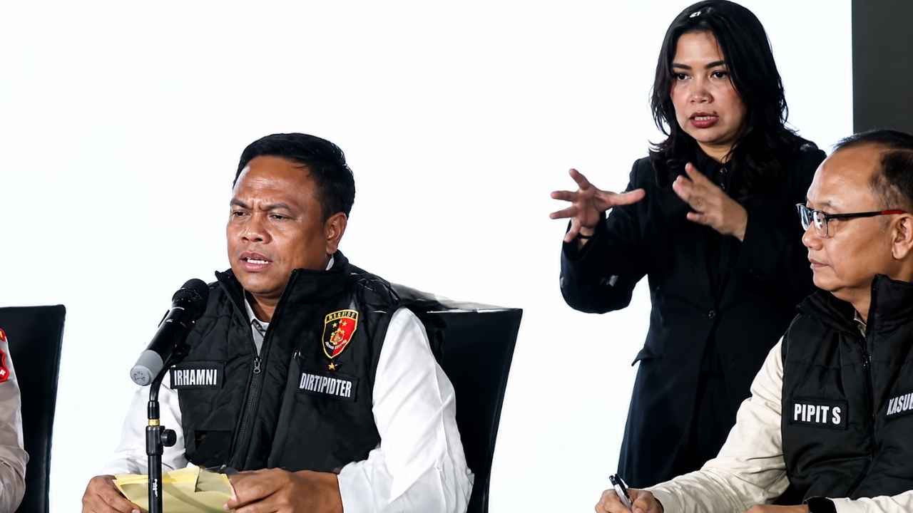 Petugas Bareskrim Polri menunjukkan barang bukti kasus kebakaran hutan dan lahan.