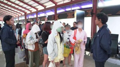 Petugas Direktorat Jenderal Imigrasi mengawal 25 warga negara Vietnam yang dideportasi dari Indonesia melalui Bandara Soekarno-Hatta.