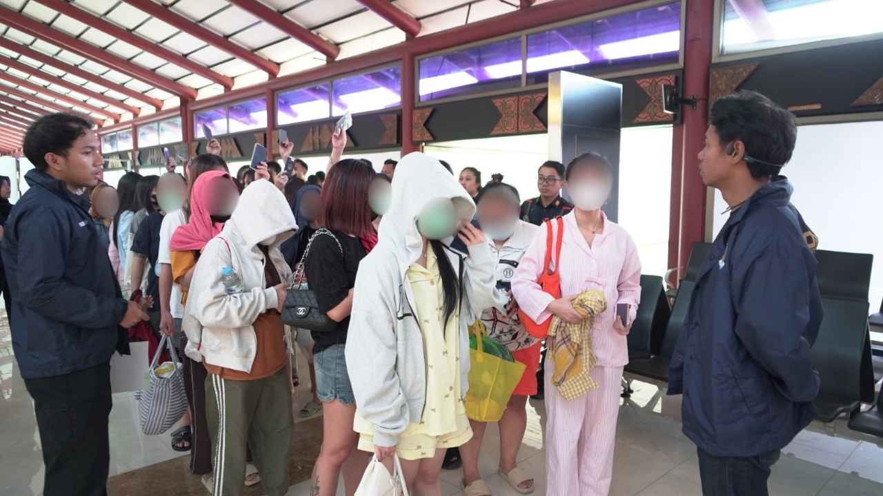 Petugas Direktorat Jenderal Imigrasi mengawal 25 warga negara Vietnam yang dideportasi dari Indonesia melalui Bandara Soekarno-Hatta.