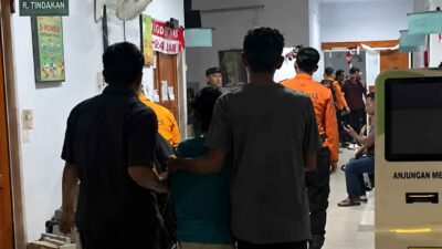 Petugas kesehatan menangani siswa yang mengalami dugaan keracunan setelah mengonsumsi makanan Program Makan Bergizi Gratis (MBG).