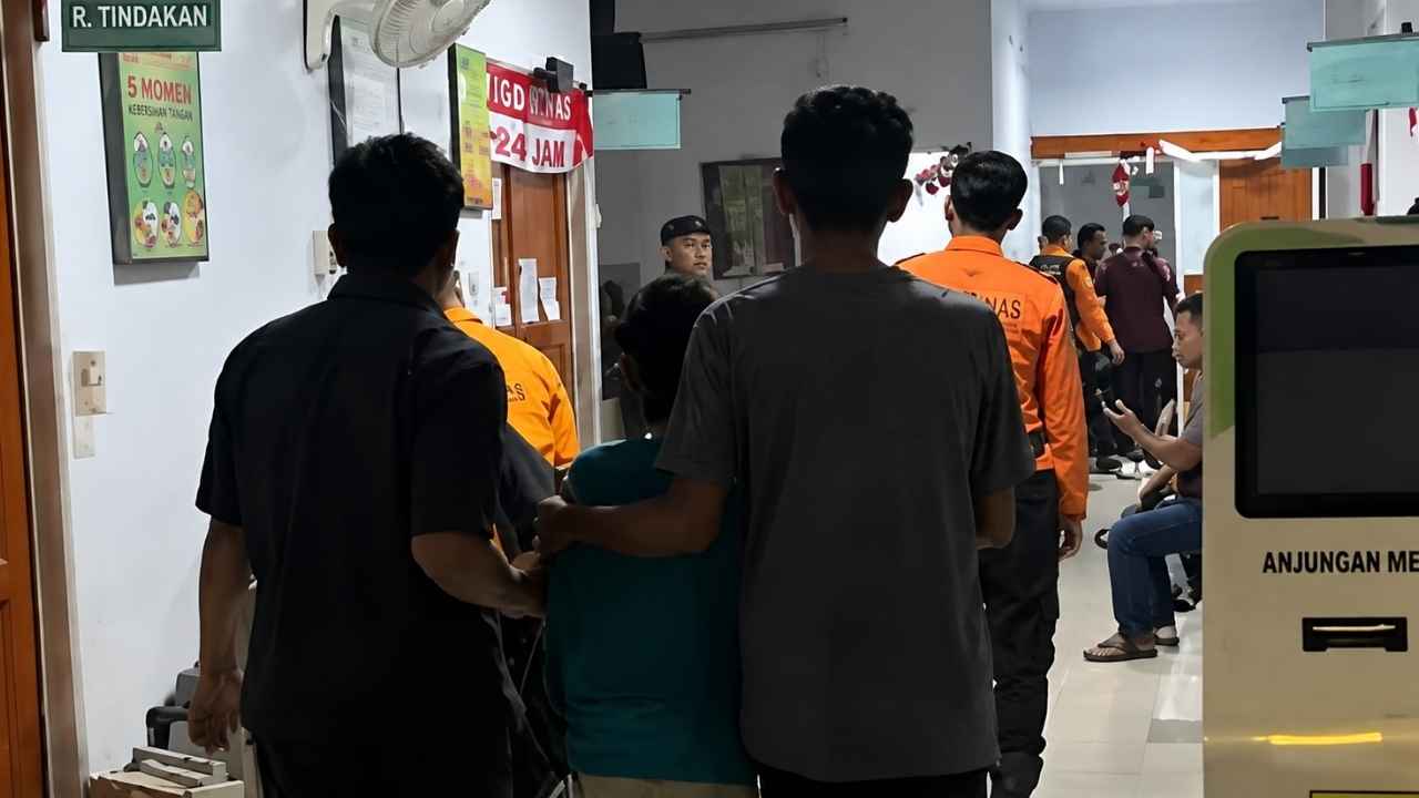 Petugas kesehatan menangani siswa yang mengalami dugaan keracunan setelah mengonsumsi makanan Program Makan Bergizi Gratis (MBG).