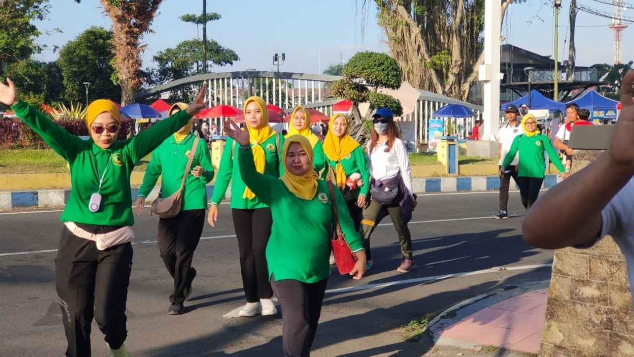 Pegawai dan anggota PIPAS Lapas Jember mengikuti Fun Walk HUT RI ke-81.