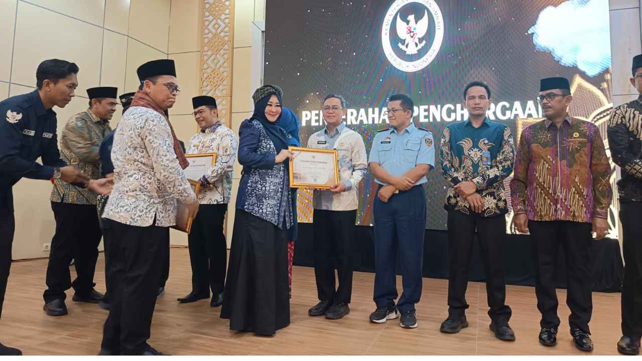 Kepala Kantor Imigrasi Padang menerima penghargaan atas kontribusi dalam penyelenggaraan ibadah Haji 2026 di Sumatera Barat.