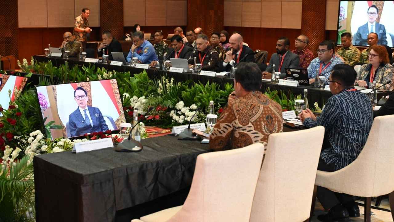 Perwakilan Kementerian Luar Negeri RI dan ICRC saat mengikuti diskusi pakar mengenai perlindungan lingkungan laut dalam konflik bersenjata di Jakarta.