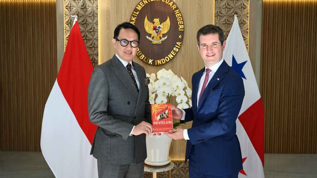 Wakil Menteri Luar Negeri RI Arif Havas Oegroseno menerima Wakil Menteri Luar Negeri Panama Carlos Arturo Hoyos di Jakarta membahas kerja sama ekonomi dan investasi.