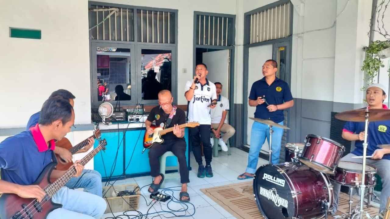Kalapas Jember meninjau latihan musik warga binaan.