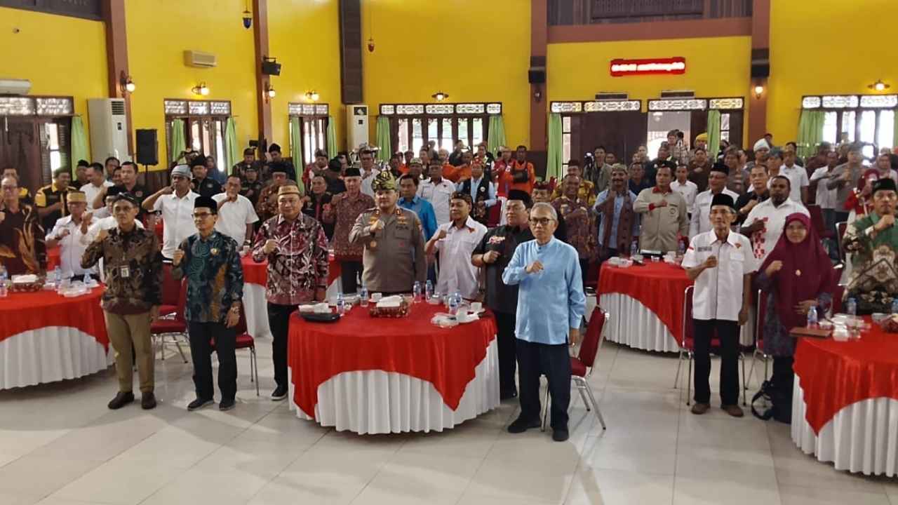 Kapolda Kalbar Albert Teddy Benhard Sianipar membahas karhutla dan hoaks.