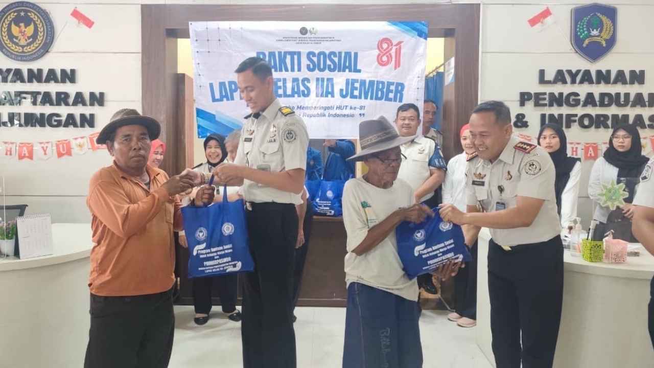 Lapas Jember membagikan 50 paket sembako kepada masyarakat dalam rangka HUT ke-81 RI.