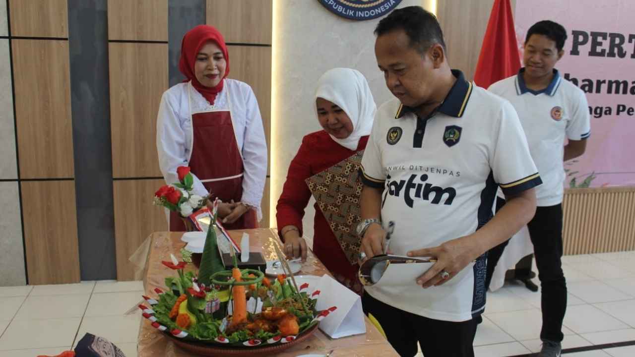 Lomba menghias tumpeng di Lapas Kelas IIA Jember dalam rangka HUT ke-81 Kemerdekaan RI.