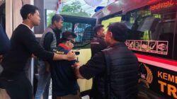 Petugas Lapas Jember mengawal pemindahan narapidana menuju Lapas Bondowoso.