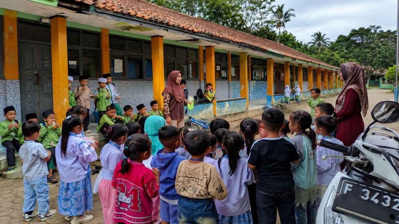 PAUD Melati 2 Cianaga Sukabumi belum memiliki gedung sekolah sendiri.