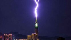 Kilatan petir menyambar puncak Menara Jam Makkah saat badai melanda Kota Makkah, Arab Saudi.