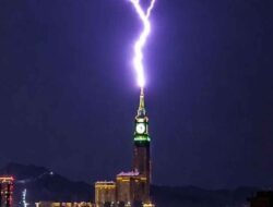 Detik-Detik Petir Sambar Menara Jam Makkah Terekam Video