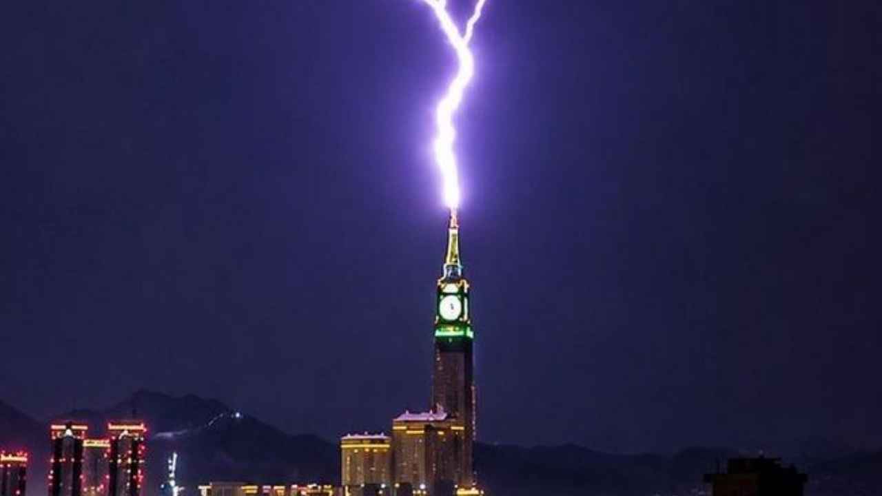 Kilatan petir menyambar puncak Menara Jam Makkah saat badai melanda Kota Makkah, Arab Saudi.