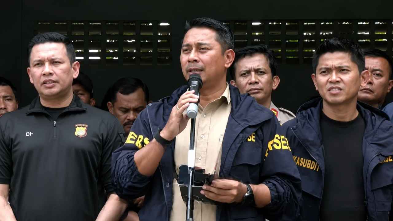 Petugas Polda Metro Jaya menunjukkan barang bukti uang palsu pecahan Rp100.000 di Tangerang Selatan.