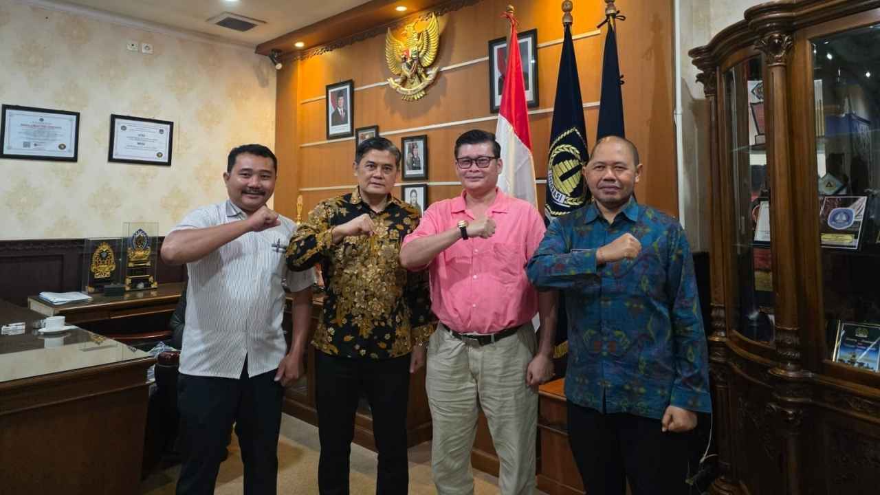 Ketua Umum PWRC bersama Kepala Kantor Imigrasi Kelas I TPI Denpasar dan jajaran saat audiensi membahas layanan paspor serta pengawasan warga negara asing di Bali.
