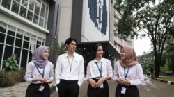 Mahasiswa baru PKN STAN berjalan di kawasan kampus.