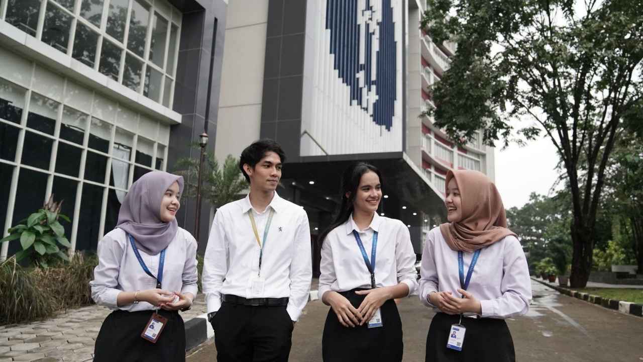 Mahasiswa baru PKN STAN berjalan di kawasan kampus.