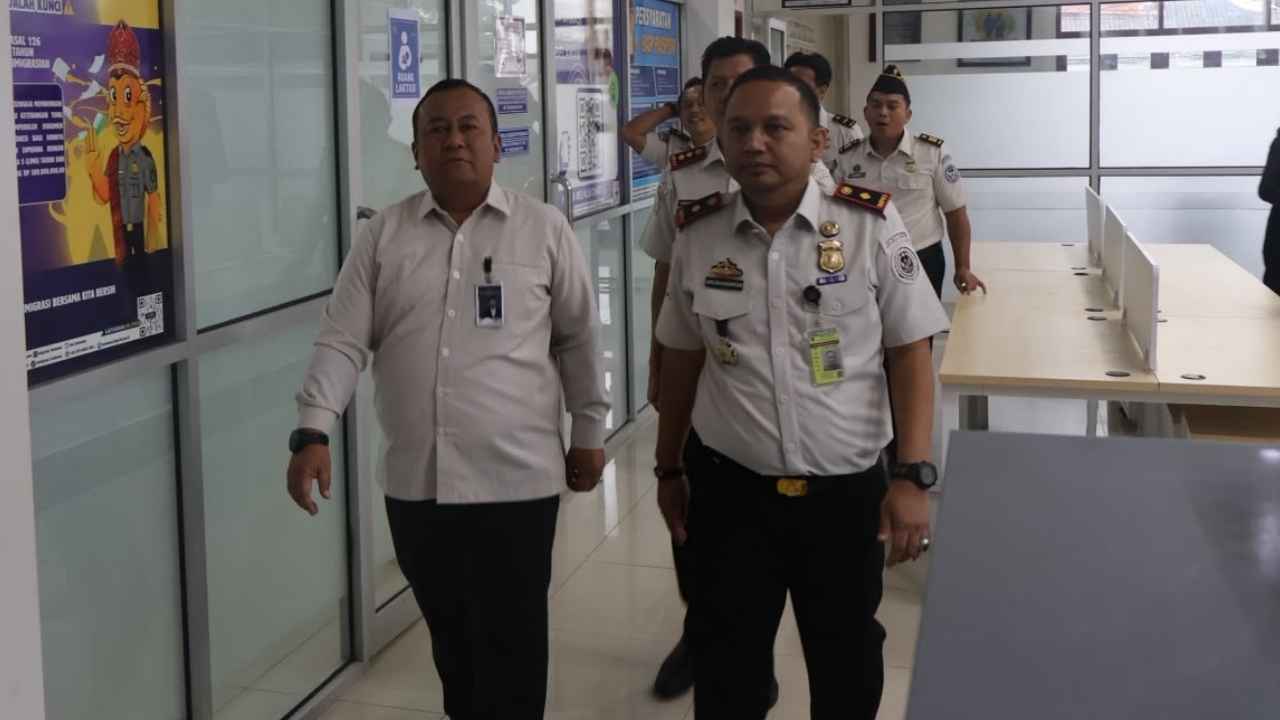Staf Ahli Menteri meninjau pelayanan dan reformasi birokrasi di Kantor Imigrasi Belawan.