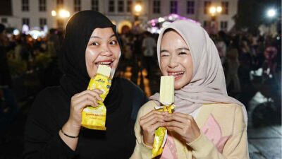 Penyerahan donasi Aice Group melalui Kitabisa untuk korban gempa Flores, karhutla, dan erupsi Gunung Anak Krakatau.
