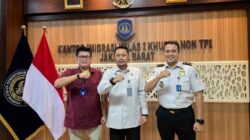 Ketua Imigrasi Jakarta Barat Rakha Sukma Purnama menerima audiensi Ketua Umum PWRC Kornelius Wau bersama jajaran di ruang pertemuan.