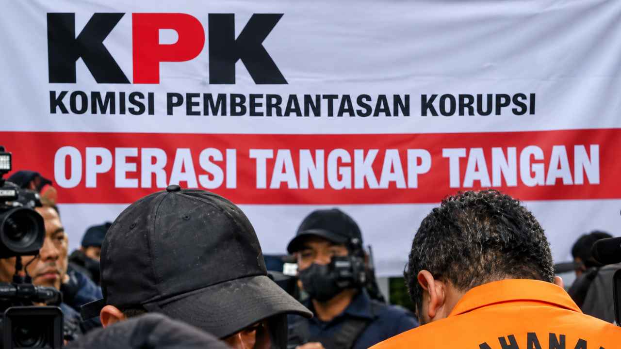 Bupati Bolaang Mongondow Utara Sirajudin Lasena dalam pemberitaan OTT KPK terkait dugaan korupsi proyek jalan Dinas PUTR.