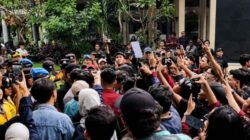 Massa Aliansi Masyarakat Sipil menggelar demonstrasi di Simpang Gramedia Yogyakarta dengan pengawalan aparat kepolisian.
