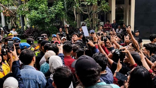Massa Aliansi Masyarakat Sipil menggelar demonstrasi di Simpang Gramedia Yogyakarta dengan pengawalan aparat kepolisian.