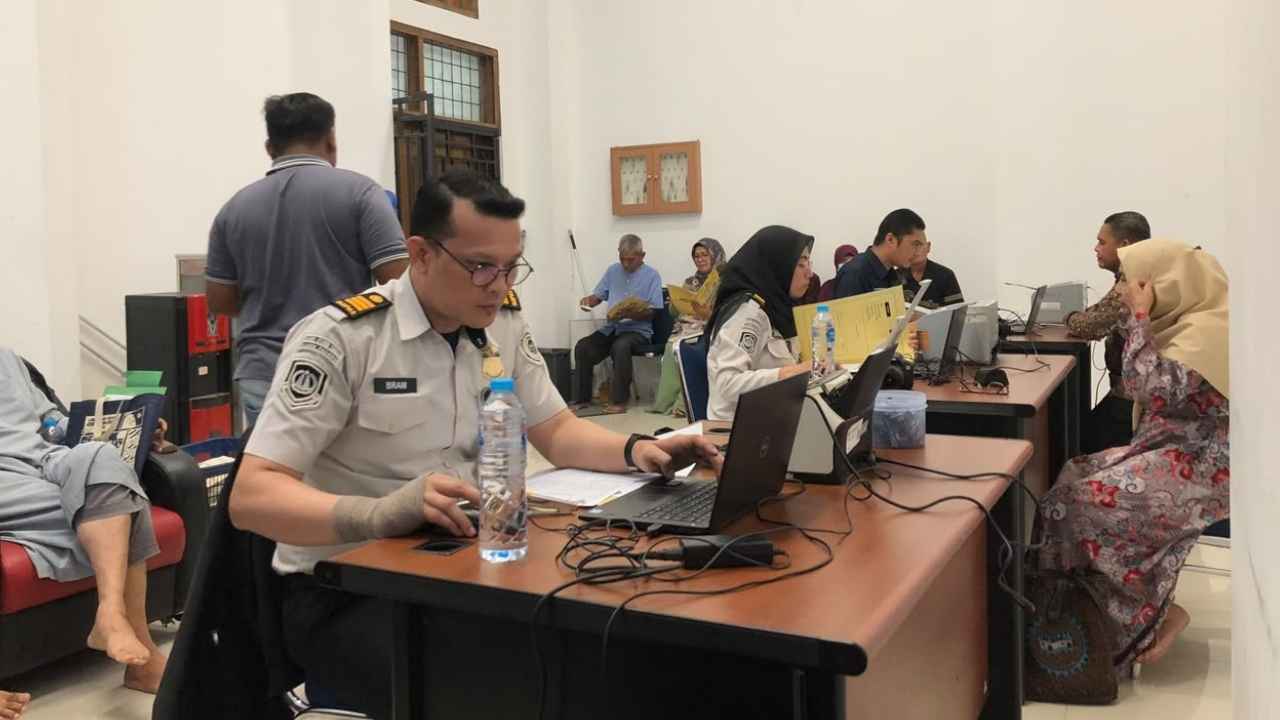 Petugas Imigrasi Padang melayani pembuatan dan penggantian paspor bagi calon jemaah haji melalui layanan Eazy Paspor di Masjid Nurul Iman Padang.