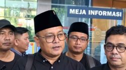 Guntur Romli menanggapi Jokowi yang menunjukkan KTA PSI.
