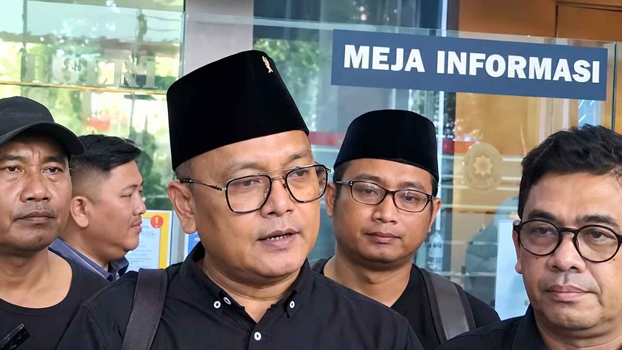 Guntur Romli menanggapi Jokowi yang menunjukkan KTA PSI.