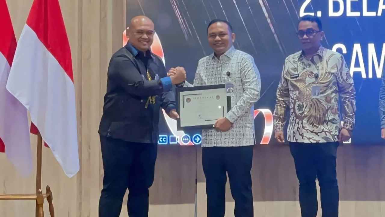 Kepala Kantor Imigrasi Belawan menerima penghargaan LHI Terbaik Kedua Nasional pada Diseminasi Intelijen Keimigrasian 2026 di Bogor.