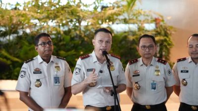 Petugas Imigrasi melayani WNA terdampak pembatalan penerbangan akibat erupsi Gunung Anak Krakatau di Bandara Soekarno-Hatta.