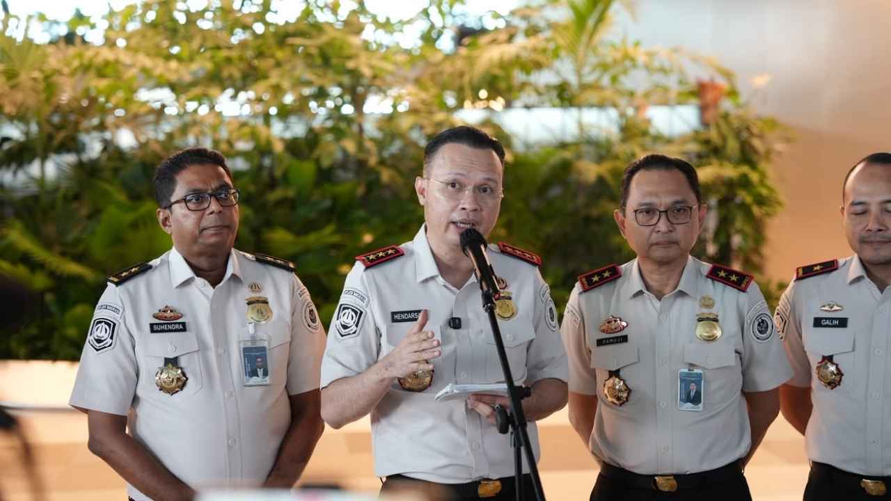 Petugas Imigrasi melayani WNA terdampak pembatalan penerbangan akibat erupsi Gunung Anak Krakatau di Bandara Soekarno-Hatta.