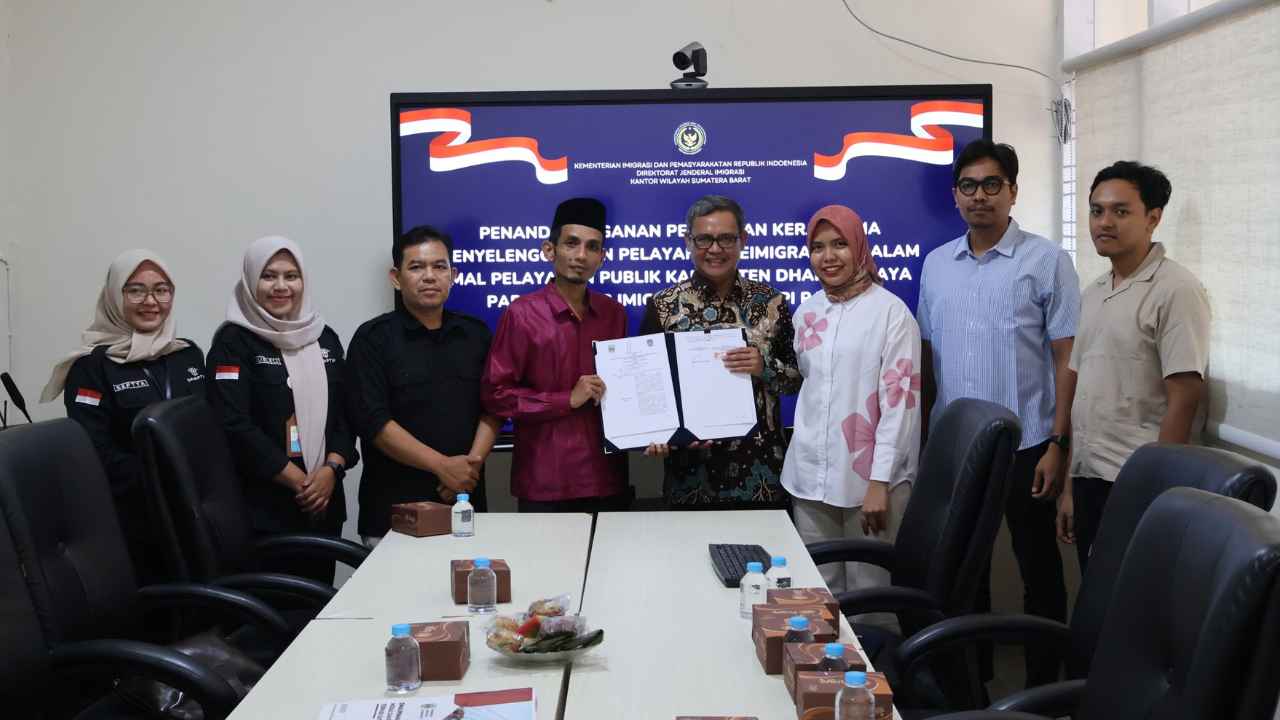 Kepala Kantor Imigrasi Padang dan perwakilan Pemerintah Kabupaten Dharmasraya menandatangani perjanjian kerja sama layanan keimigrasian di Mal Pelayanan Publik.
