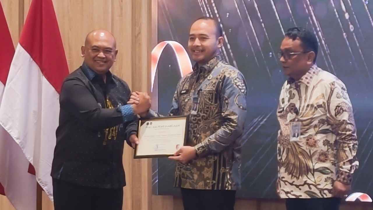 Imigrasi Soekarno-Hatta menerima penghargaan pemeriksaan dokumen forensik.