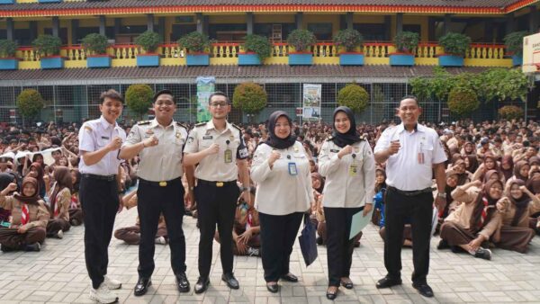 Petugas Imigrasi Soekarno-Hatta memberikan edukasi keimigrasian kepada pelajar dalam kegiatan Pimpasa Goes to School di Jakarta.