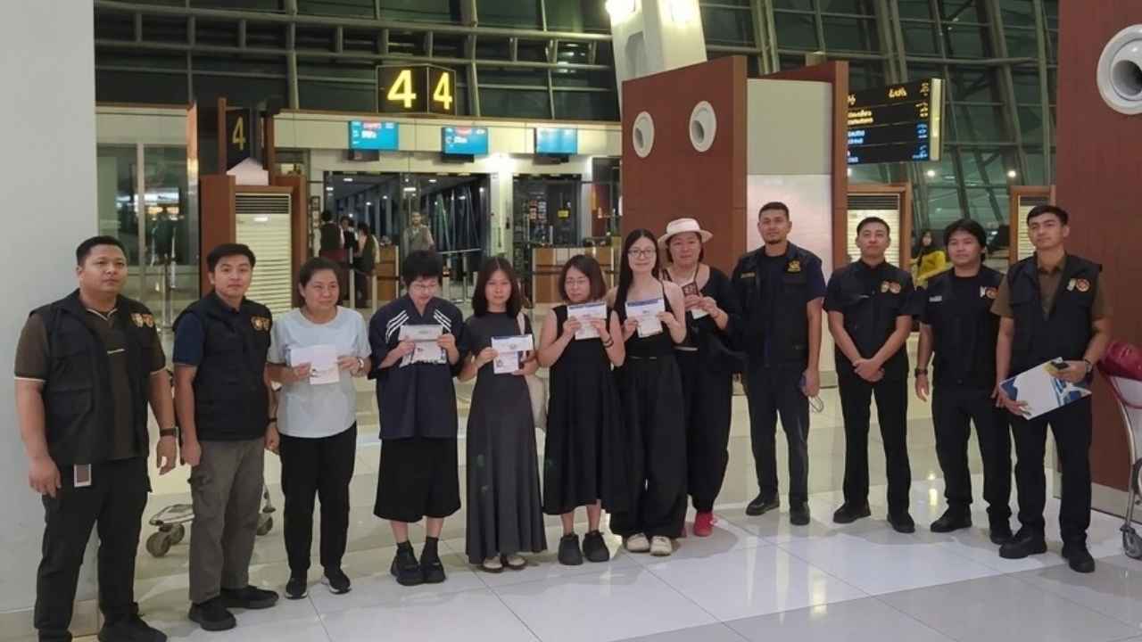 Petugas Imigrasi Tangerang mengamankan enam warga negara China yang menjalankan studio fotografi ilegal di Kecamatan Kosambi.