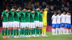 Pemain Republik Irlandia menundukkan kepala sebelum laga melawan Israel di Nations League.