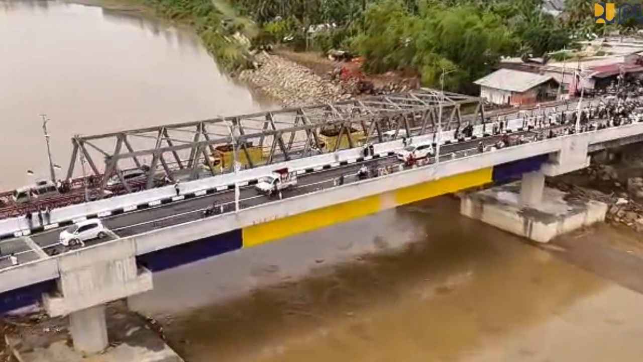 Jembatan Krueng Tingkeum di Bireuen kembali beroperasi menghubungkan jalur Aceh dan Sumatera Utara.