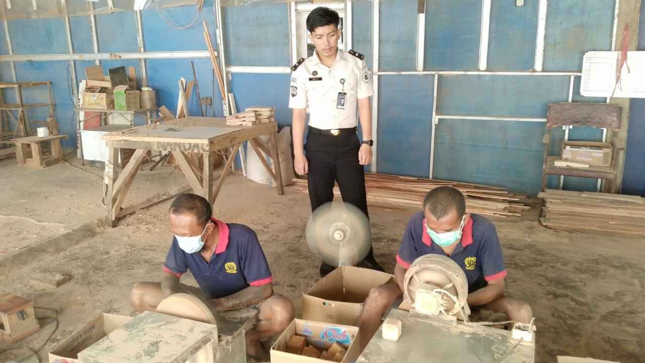 Warga binaan Lapas Jember mengikuti pelatihan keterampilan kerja.