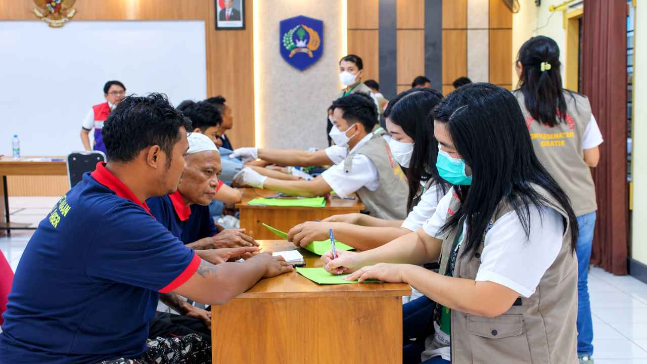 Tenaga medis memeriksa kesehatan warga binaan pada kegiatan pengobatan gratis di Lapas Kelas IIA Jember.