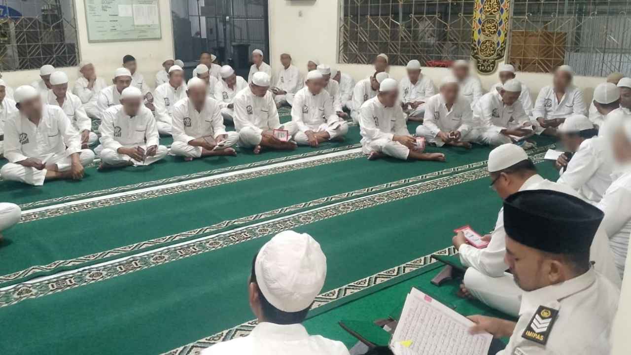 Warga binaan Lapas Jember mengikuti pembacaan Yasin dan Tahlil.