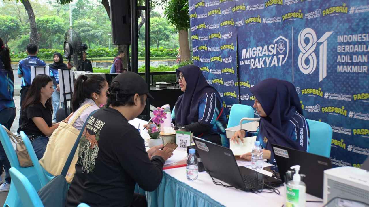 Layanan PASPORIA Imigrasi Soekarno-Hatta di CFD Sudirman-Thamrin Jakarta melayani masyarakat mengurus paspor.