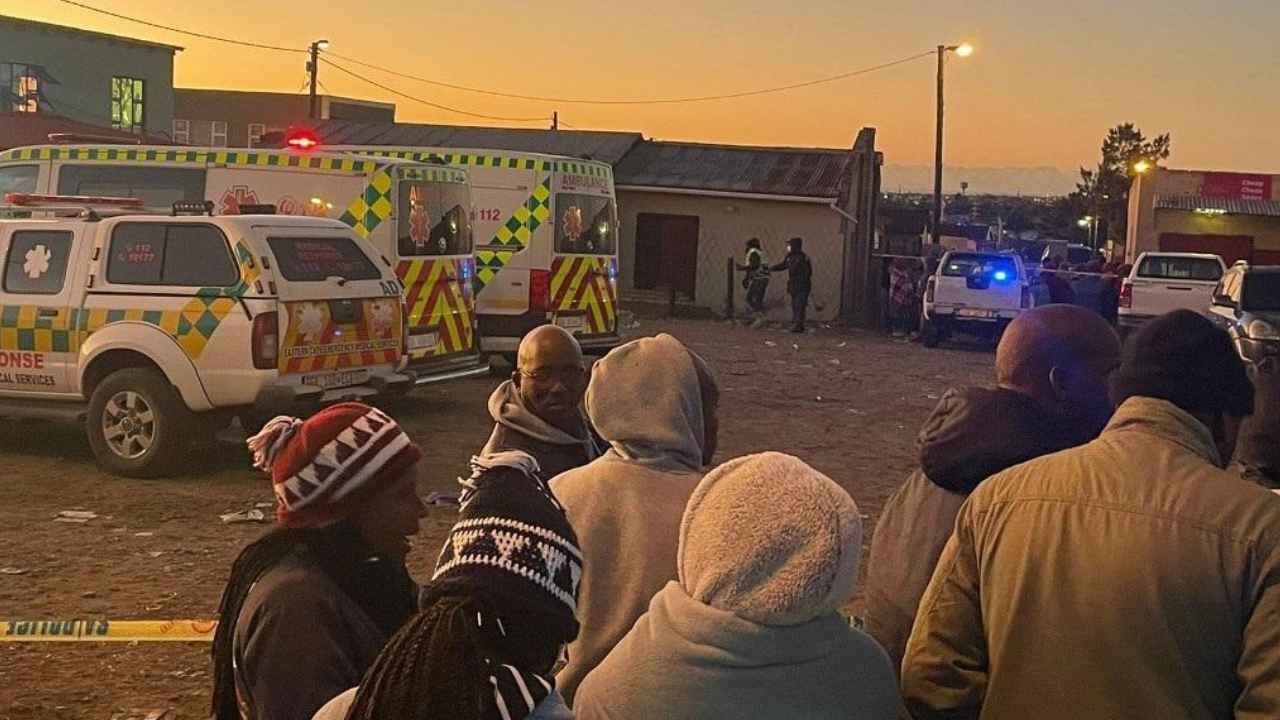 Garis polisi dan petugas forensik menyelidiki lokasi penembakan massal di Wedela, Afrika Selatan.