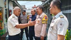Personel Polsek Patrang bersama petugas Lapas Kelas IIA Jember melakukan pengamanan di lingkungan lembaga pemasyarakatan.
