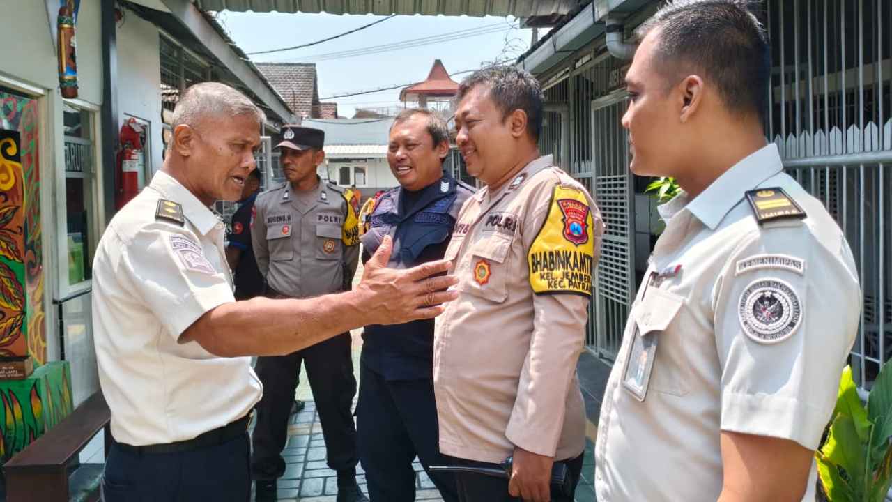Personel Polsek Patrang bersama petugas Lapas Kelas IIA Jember melakukan pengamanan di lingkungan lembaga pemasyarakatan.