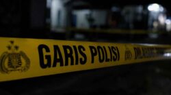 Ilustrasi polisi mengamankan seorang pria yang ditangkap dalam kasus dugaan pembunuhan pelajar SD di Pasaman.