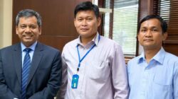 Prof. Suahasil Nazara dan Kornelius Wau dalam momen kebersamaan.