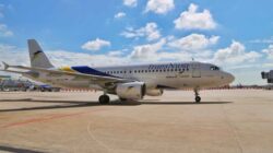 Pesawat TransNusa melayani rute internasional Melbourne–Bali dengan layanan Premium Plus.